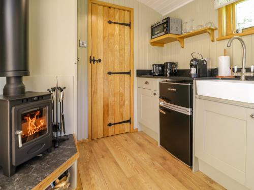 Viesnīcas āriene, Moelfre - Shepherds Hut in Llanbedr