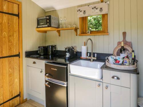 Viesnīcas āriene, Moelfre - Shepherds Hut in Llanbedr