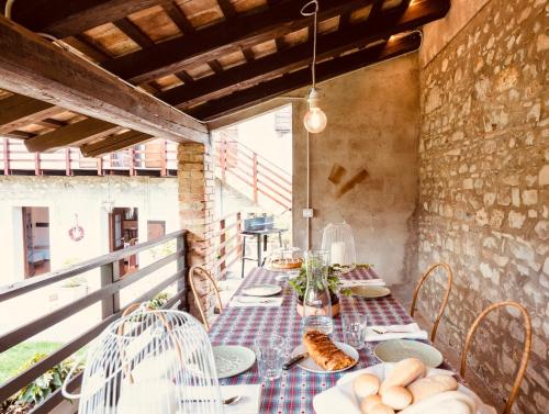  Casa Ortensia: rustico ristrutturato in pietra in Rive dʼArcano