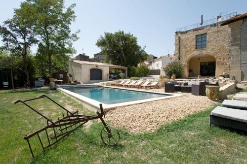 Mas de village avec piscine et grand jardin clôturé gîte à louer Fournès