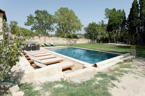 Mas de village avec piscine et grand jardin clôturé