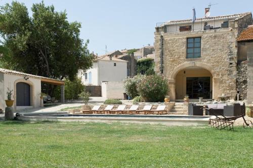 Mas de village avec piscine et grand jardin clôturé