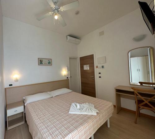 Double or Twin Room with Private Bathroom image 4