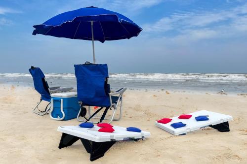 Gulf view 8th floor condo, with boardwalk to the beach and pool in Mustang Beach, USA