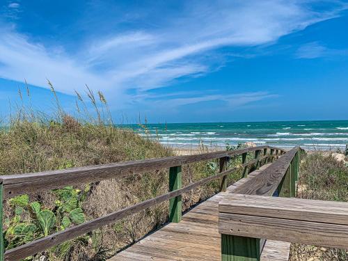 Gulf view 8th floor condo, with boardwalk to the beach and pool in Mustang Beach, USA
