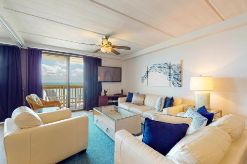 Gulf view 8th floor condo, with boardwalk to the beach and pool in Mustang Beach, USA