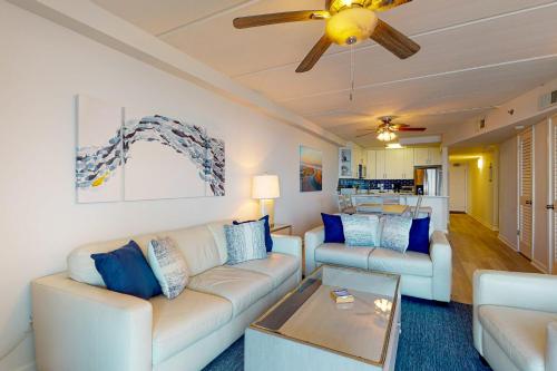 Gulf view 8th floor condo, with boardwalk to the beach and pool in Mustang Beach, USA