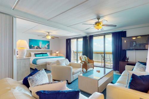 Gulf view 8th floor condo, with boardwalk to the beach and pool in Mustang Beach, USA