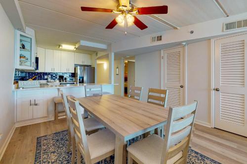 Gulf view 8th floor condo, with boardwalk to the beach and pool in Mustang Beach, USA