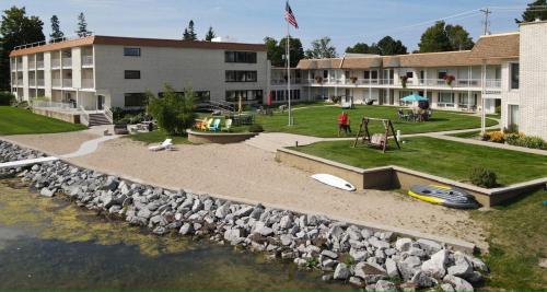 Centrally located Lakeside Studio Condo + Private Boat Dock in Conway, USA