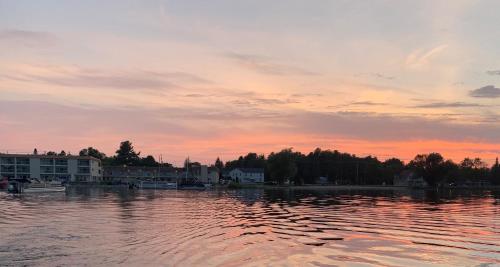 Centrally located Lakeside Studio Condo + Private Boat Dock in Conway, USA