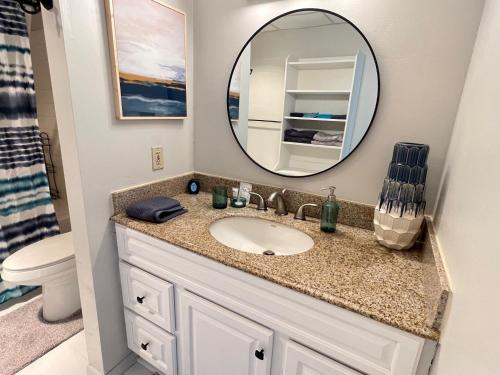 Centrally located Lakeside Studio Condo + Private Boat Dock in Conway, USA