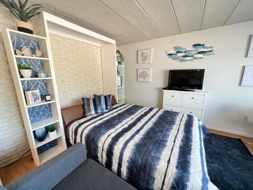 Centrally located Lakeside Studio Condo + Private Boat Dock in Conway, USA