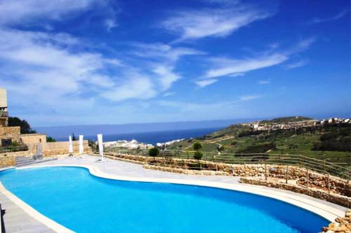 Beautiful New Apartment with Country Views and Shared Pool