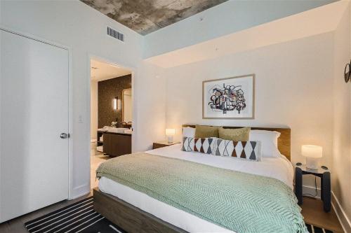 2BD Condo-Rainey St-Best views-RT Pool in Austin, USA