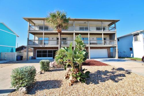 The Tiki Townhouse in New Smyrna Beach, USA