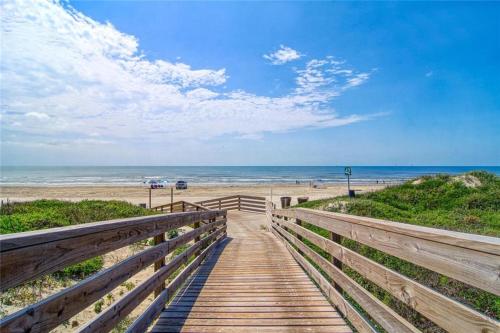 Charming 2 Bedroom Condo, Sleeps 6 and Walking Distance to Pool and Beach!