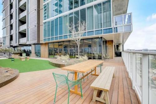 Brand New Rainey Street Condo with City and Lake View in Austin, USA
