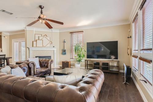 Warm Suburban 3BR Townhome near DT