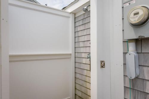 Adorable oceanfront cottage on Spring Hill Beach - image 6