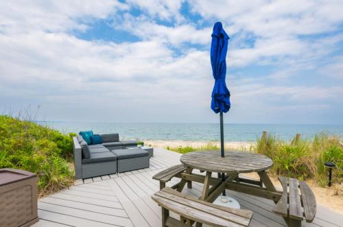 Adorable oceanfront cottage on Spring Hill Beach - image 2