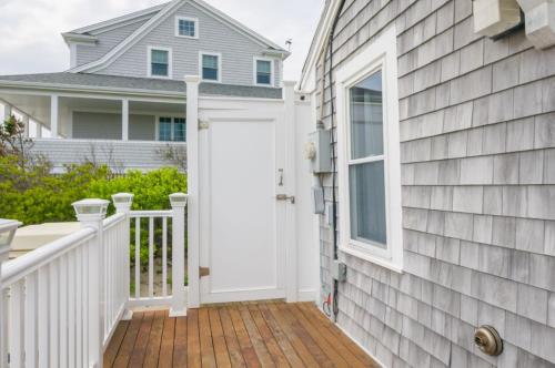 Adorable oceanfront cottage on Spring Hill Beach - main image