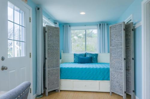 Adorable oceanfront cottage on Spring Hill Beach - image 4