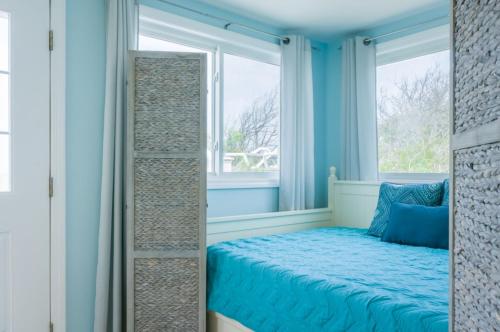 Adorable oceanfront cottage on Spring Hill Beach - image 3
