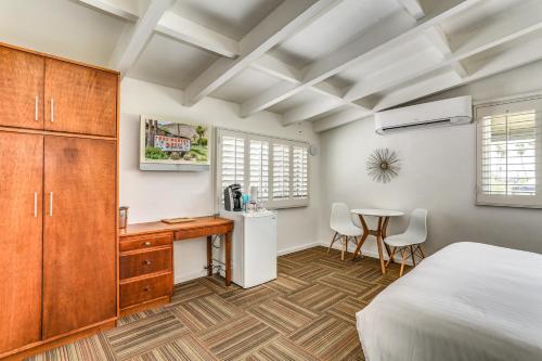 Standard King Room image 2