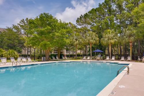 Mount Pleasant Condo with Pool and Bikes Near Beach!