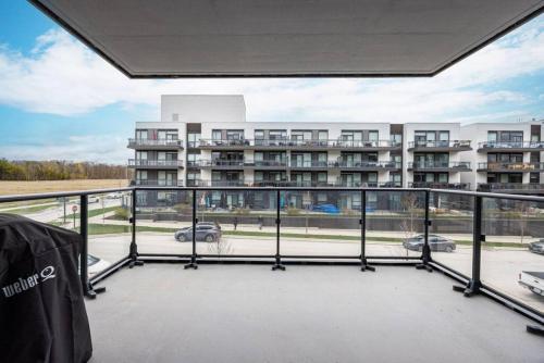 . Modern 2BR Getaway in Innisfil Private Balcony BBQ