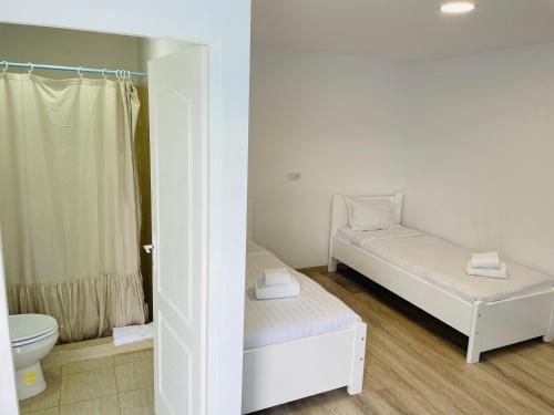 2 twin beds