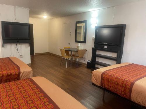 Regal 8 Inn & Suites Regal 8 Inn & Suites