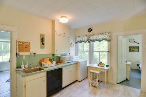 Mattapoisett Home on 7 Acres with Private Beach! in แฟร์ฮาเว่น (MA)