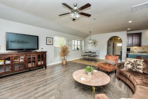 Casa Theodore COZY Comfortable Spacious INCREDIBLY CONVENIENT 5-Star Location in Georgetown, USA