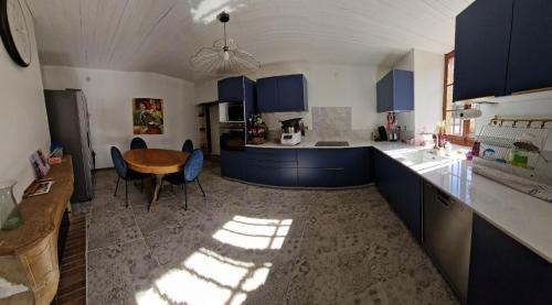 virtuve, 2 CHAMBRES DANS MAISON EN PIERRE ATYPIQUe in Champagne-sur-Vingeanne