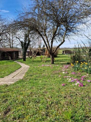 Dārzs, 2 CHAMBRES DANS MAISON EN PIERRE ATYPIQUe in Champagne-sur-Vingeanne