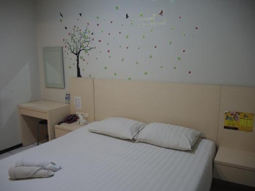 Guestroom, SWK 95 Hotel near Suroboyo Carnival Park