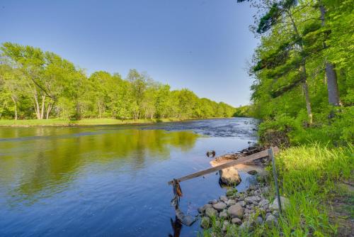 Riverfront Nature Getaway Near Downtown Pine City!