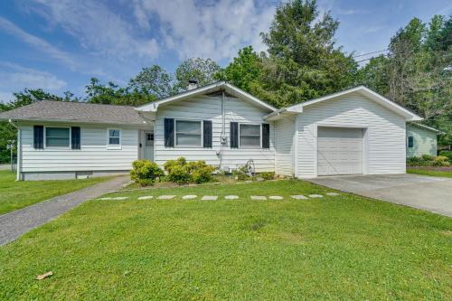 Oak Ridge Retreat with Porch Less Than 1 Mi to Downtown in Oak Ridge, USA