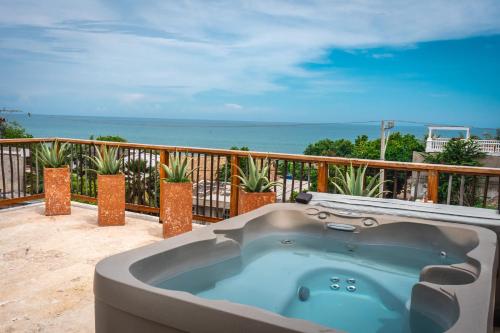 熱水浴缸, Lujosa Villa con Piscina Privada, Jacuzzi, Terraza, BBQ, AC muy Cerca de la Playa in 曼薩尼約