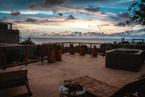 陽台/露台, Lujosa Villa con Piscina Privada, Jacuzzi, Terraza, BBQ, AC muy Cerca de la Playa in 曼薩尼約