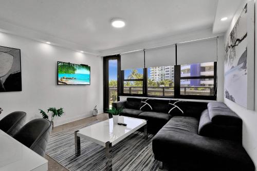 Modern Miami Beach Condo with Beach Service & Pool in Miami Beach, USA