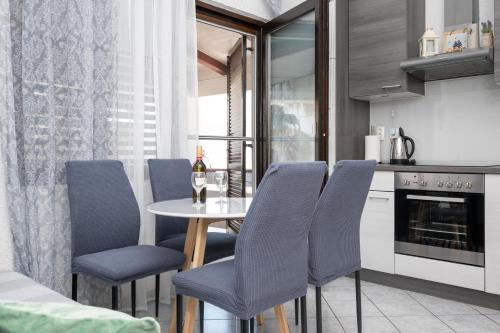 One-Bedroom Apartment with Terrace and Sea View image 5