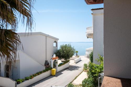 One-Bedroom Apartment with Terrace and Sea View image 1