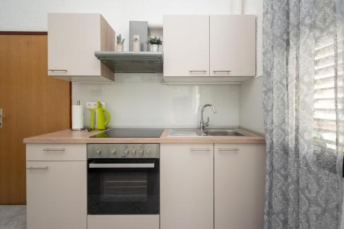 One-Bedroom Apartment with Terrace and Sea View image 5