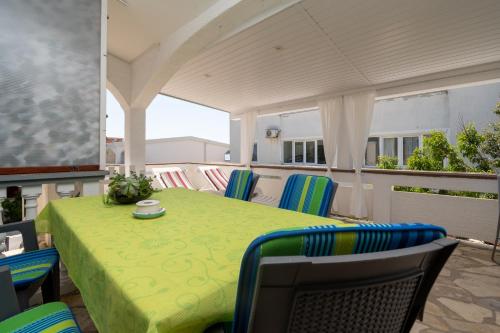 One-Bedroom Apartment with Terrace and Sea View image 1