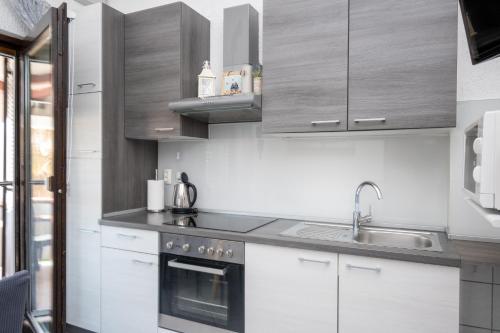 One-Bedroom Apartment with Terrace and Sea View image 7