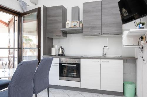 One-Bedroom Apartment with Terrace and Sea View image 6