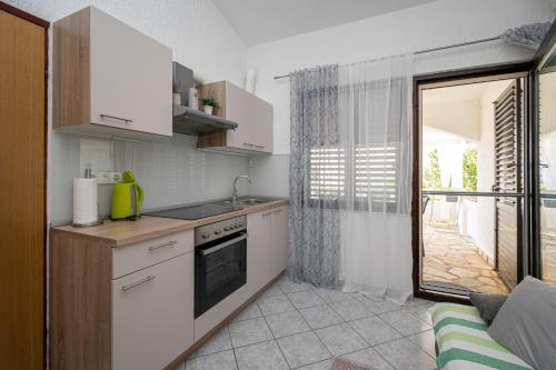 One-Bedroom Apartment with Terrace and Sea View image 4
